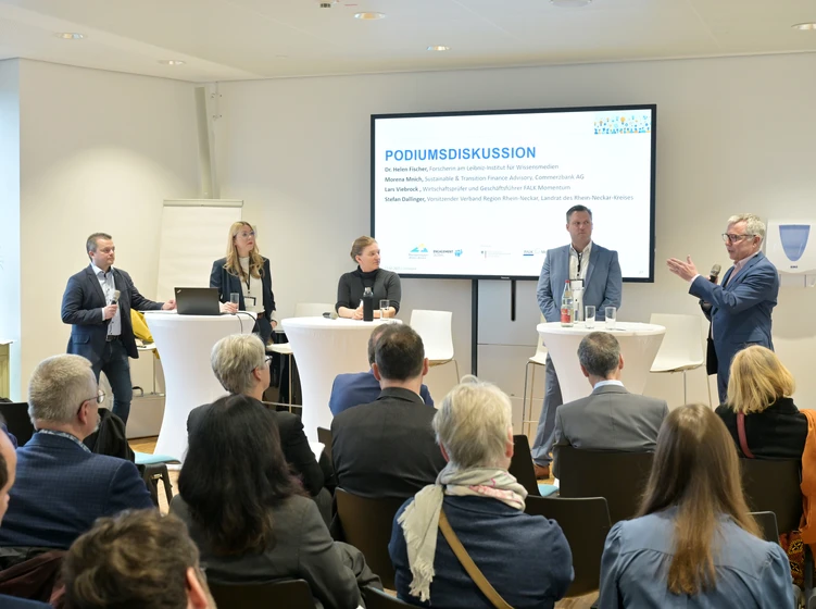 Podiumsdiskussion w&auml;hrend der Nachhaltigkeitskonferenz in der KLIMA ARENA