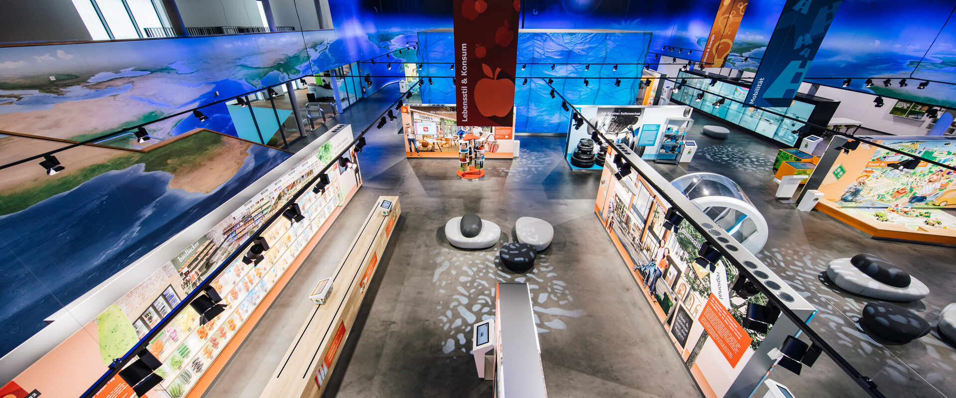 Blick auf die Innenausstellung aus der Vogelperspektive.