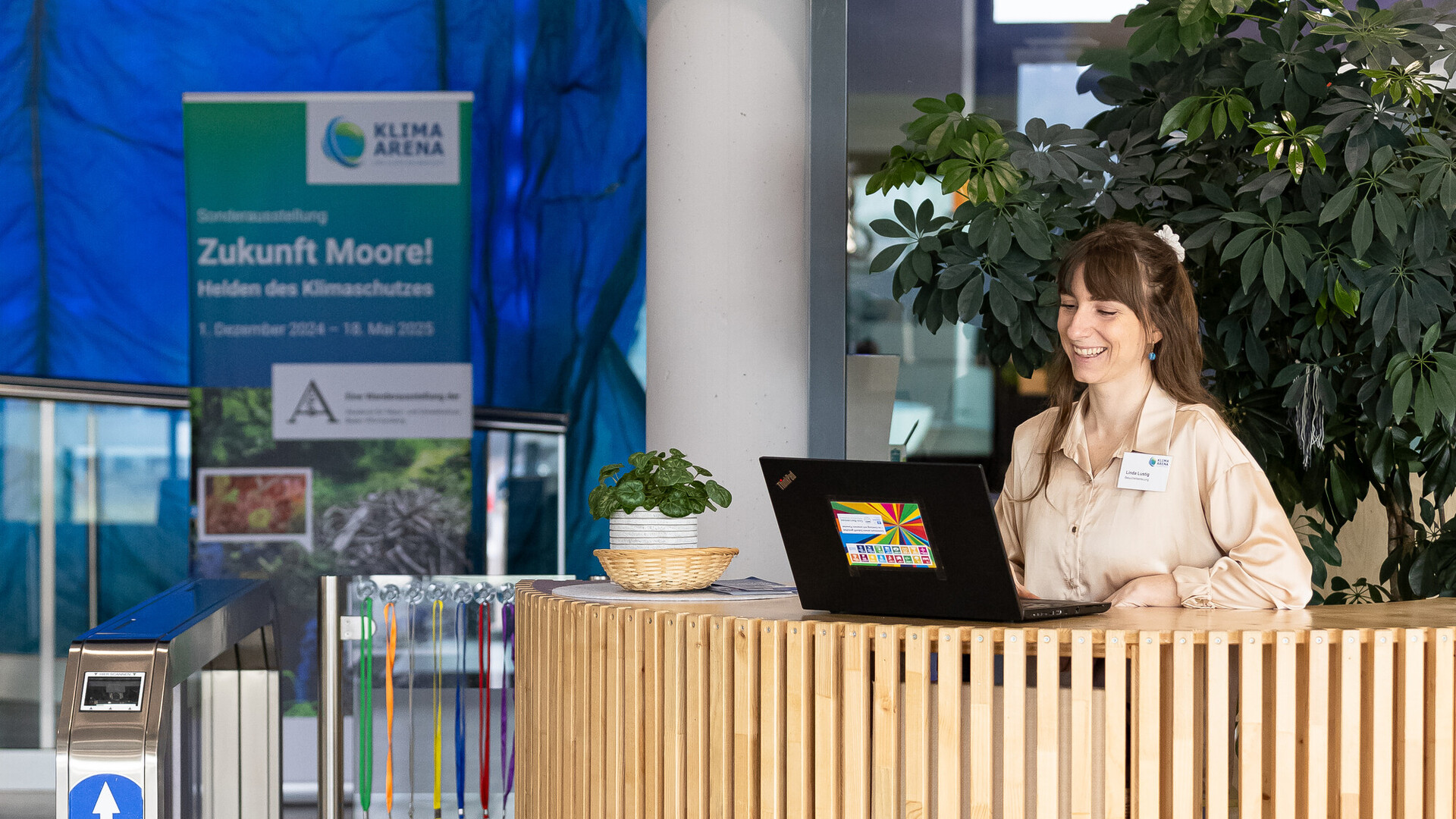 Mitarbeiterin der Klima Arena am Empfang