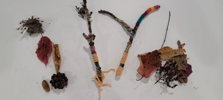 Zu sehen sind Naturmaterialien wie Bl&auml;tter, zweigen und Pflanzen.